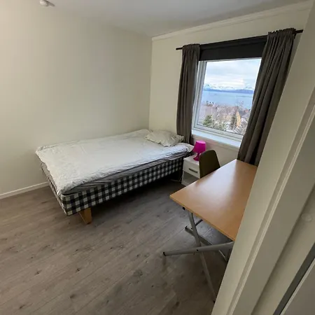 Med Sjoutsikt Sentralt I Harstad