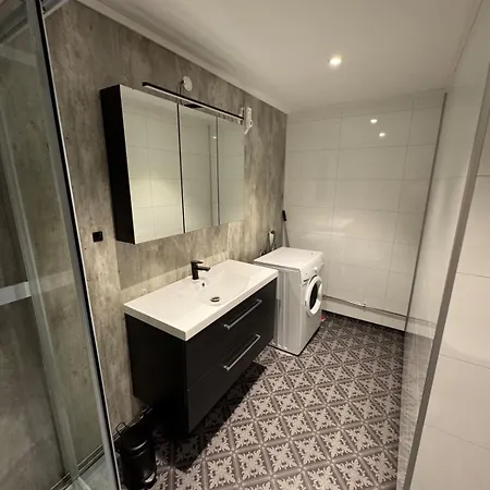 Med Sjoutsikt Sentralt I Apartment *